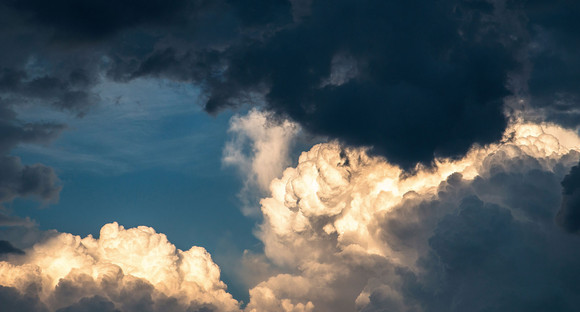Dunkle und helle Wolken am Himmel.