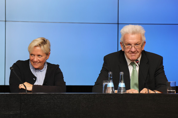 Pressekonferenz Mehr Qualität und Flexibilität in der Oberstufe Ministerpräsident Winfried Kretschmann (r.) und Kultusministerin Susanne Eisenmann (l.)
