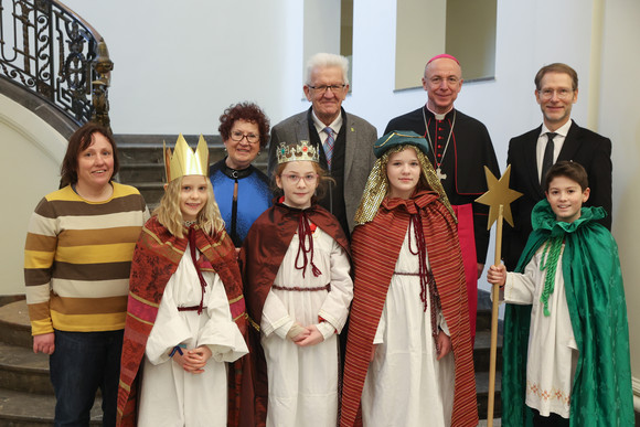 Aktion Dreikönigssingen Kretschmann empfängt Sternsingergruppen Ministerpräsident Winfried Kretschmann und seine Ehefrau Gerlinde, Staatsminister Dr. Florian Stegmann und Weihbischof Dr. Peter Birkhofer mit der Sternsingergruppe der Seelsorgeeinheit Aglasterhausen-Neunkirchen