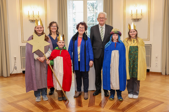Aktion Dreikönigssingen Kretschmann empfängt Sternsingergruppen Ministerpräsident Winfried Kretschmann und seine Ehefrau Gerlinde mit der Sternsingergruppe von St. Peter und Paul Leinfelden, Diözese Rottenburg-Stuttgart.