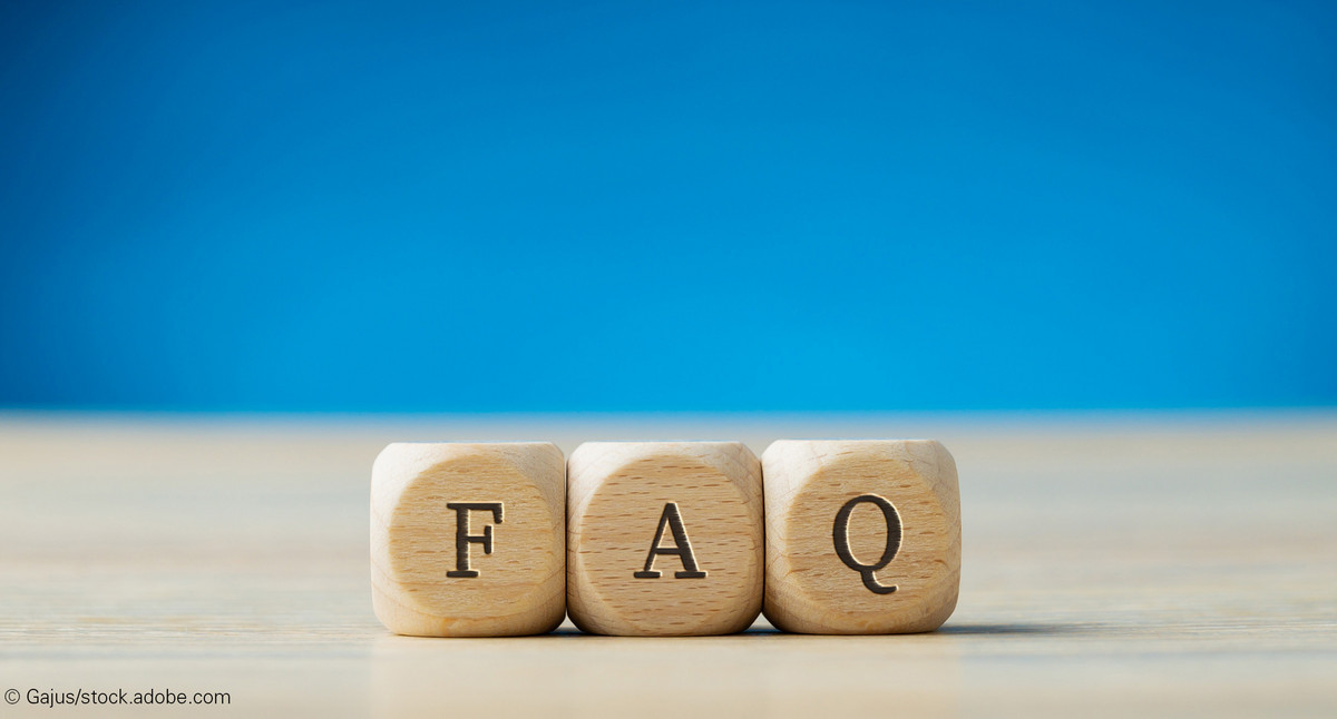 Drei mit FAQ bedruckte Holzwürfel liegen nebeneinander