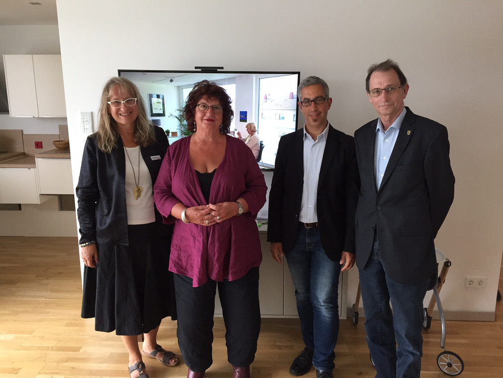 Staatssekretärin Bärbl Mielich besichtigt die AAL-Musterwohnung der GSW Sigmaringen in Waiblingen