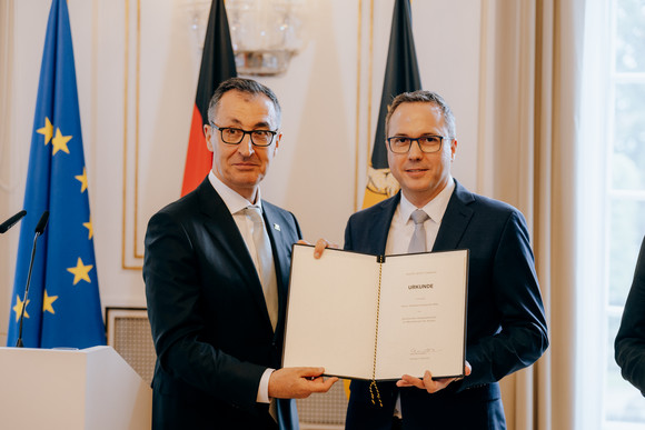 Ministerpräsident Cem Özdemir (links) und Andreas Deuschle (rechts), Staatssekretär im Ministerium für Kultus
