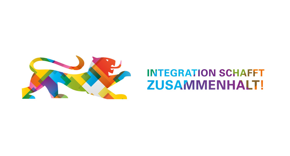 Bunter Löwenumriss mit Slogan "Integration schafft Zusammenhalt"