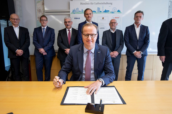 Luftreinhaltung Bündnis für Luftreinhaltung unterzeichnet Dr. Jörg Stratmann, Vorsitzender Geschäftsführer der Mahle GmbH, unterschreibt das Bündnis für Luftreinhaltung. (Bild: Staatsministerium Baden-Württemberg)