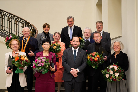 Auszeichnung Staufermedaille an um Europa verdiente Personen Gruppenbild mit Staatssekretär Florian Hassler und den Geehrten