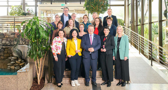 Hauptkonferenz Integrationsministerkonferenz in Göttingen Gruppenfoto der 16 teilnehmenden Ministerinnen und Minister, Senatorinnen und Senatoren der Länder auf einer Treppe am Veranstaltungsort in Göttingen.