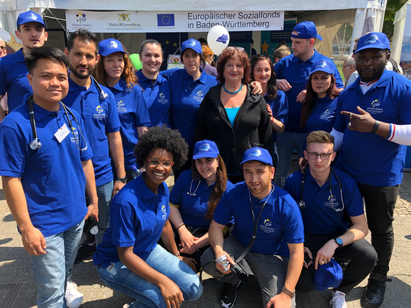 Information Europa-Aktionstag in Stuttgart Gruppenbild mit Staatssekretärin Bärbl Mielich und Helferinnen und Helfern des Europaaktionstages in Stuttgart