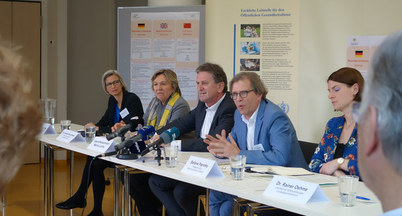 Pressekonferenz mit Prof. Dr. Silke Fischer (Leiterin Referat Hygiene und Infektionsschutz im Landesgesundheitsamt), Dr. Isolde Piechotowski (Infektionsschutzreferentin im Ministerium für Soziales und Integration), Minister Manne Lucha, Stefan Brockmann (Leiter Kompetenzzentrum Gesundheitsschutz im Landesgesundheitsamt) und Stefanie Paprotka (Pressesprecherin Regierungspräsidium Stuttgart)