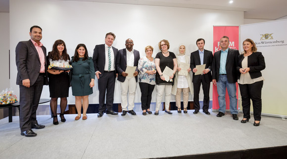 Gruppenbild der Teilnehmenden mit Minister Manne Lucha