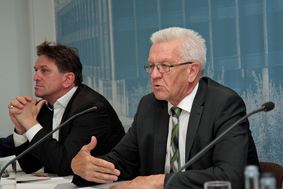 Pressekonferenz Baden-Württemberg - Land des Ehrenamts Ministerpräsident Winfried Kretschmann (r.) und Sozial- und Integrationsminister Manne Lucha (l.)