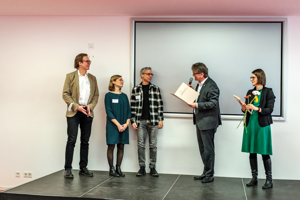 Minister Manne Lucha übergibt Urkunde an Preisträger RKH Gesundheit, Klinikum Ludwigsburg