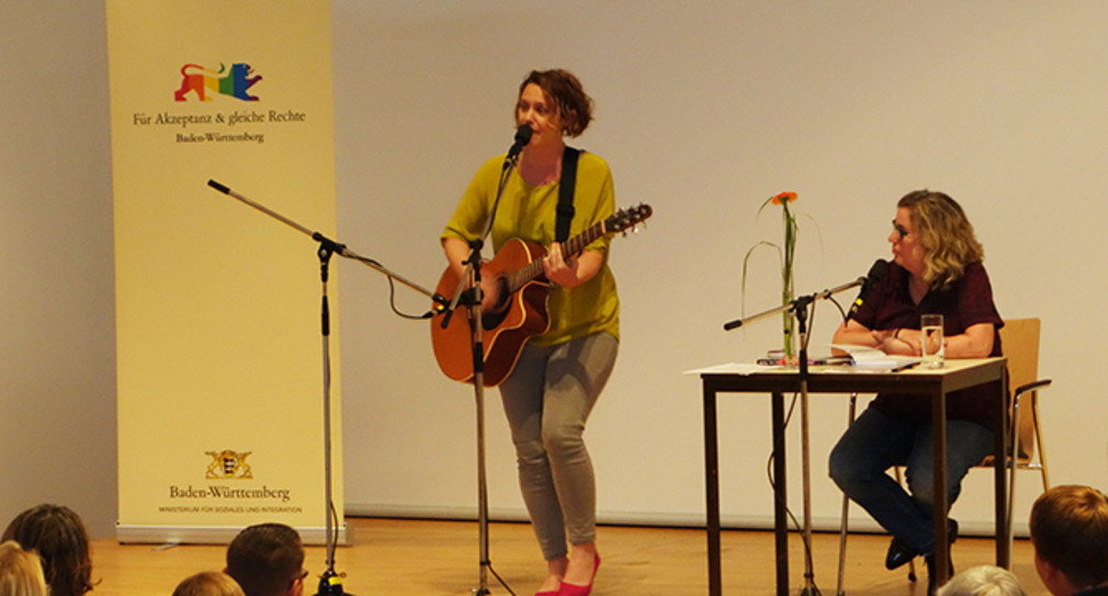 Im Rahmenprogramm: das Duo „Spaß beiSaite“ mit der Autorin Anne Bax und der Musikerin Anika Auweiler