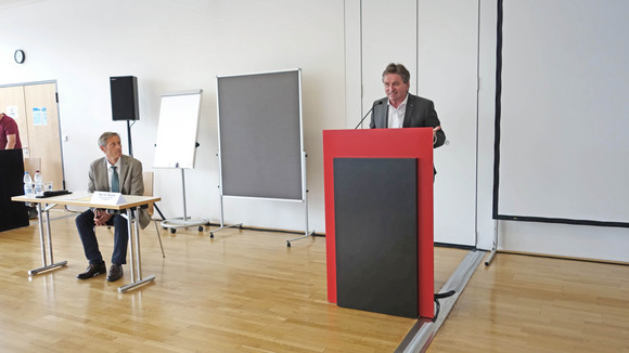 Fachtag Versorgung von traumatisierten Geflüchteten Sozial- und Integrationsminister Manne Lucha spricht vor Publikum in Veranstaltungssaal