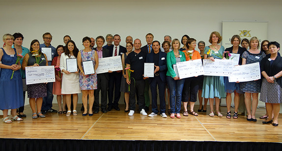 Gruppenbild der Gewinner mit Sozialministerin Katrin Altpeter