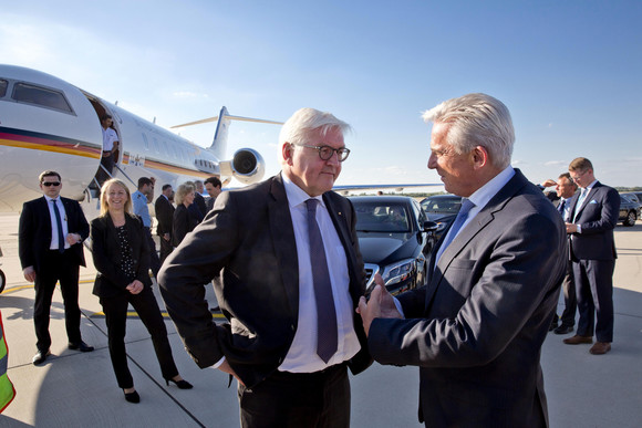 ANTRITTSBESUCH Bundespräsident Steinmeier in Baden-Württemberg Verabschiedung am Flughafen: Bundespräsident Frank-Walter Steinmeier (l.) und Innenminister Thomas Strobl (r.)