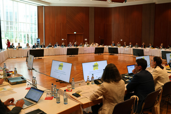 Blick auf große Tischrunde mit allen Teilnehmenden der Gesundheitsministerkonferenz 2023