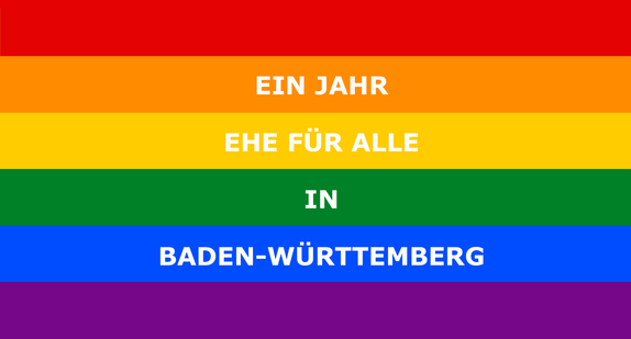 Regenbogenflagge mit Aufschrift "Ein Jahr Ehe für alle in Baden-Württemberg"