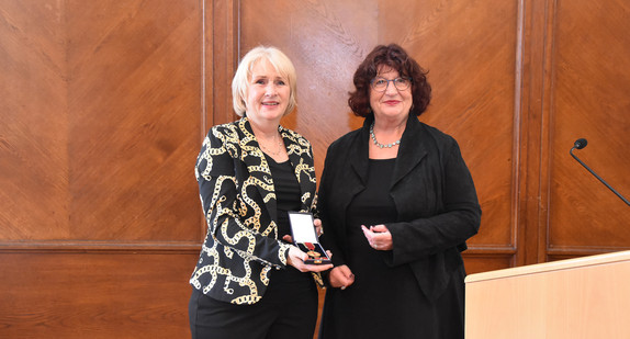 Staatssekretärin Bärbl Mielich übergibt Verdienstmedaille des Verdienstordens der Bundesrepublik Deutschland an Carola Janssen-Drexler