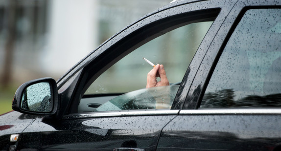 Ein rauchender Autofahrer