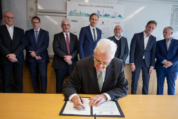 Luftreinhaltung Bündnis für Luftreinhaltung unterzeichnet Ministerpräsident Winfried Kretschmann unterschreibt das Bündnis für Luftreinhaltung. (Bild: Staatsministerium Baden-Württemberg)