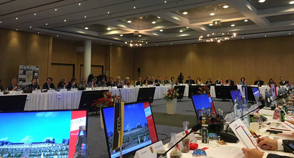 Blick in Tischrunde der 94. Arbeits- und Sozialministerkonferenz in Potsdam