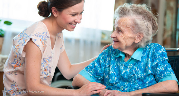 Junge Pflegerin mit Seniorin