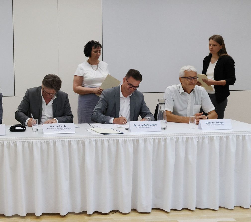 Dr. Joachim Bläse (Landrat Ostalbkreis) unterzeichnet Kooperationsvereinbarung.