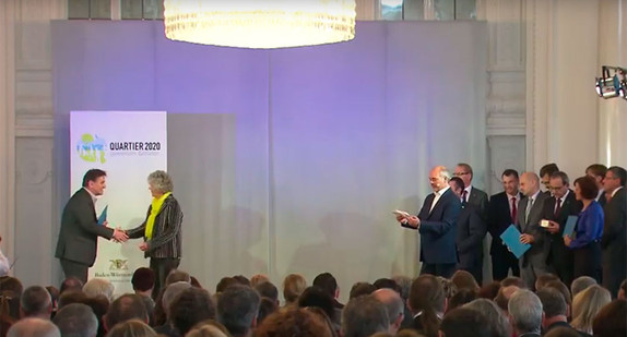 Sozial- und Integrationsminister Manne Lucha gratuliert Preisträger auf der Bühne
