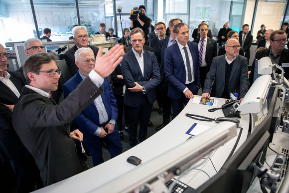 Luftreinhaltung Bündnis für Luftreinhaltung unterzeichnet Besuch in der Integrierten Verkehrsleitzentrale (Bild: Staatsministerium Baden-Württemberg)