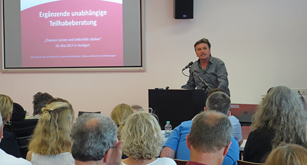 Sozial- und Integrationsminister Manne Lucha spricht vor Veranstaltungsteilnehmerinnen und -teilnehmern im Hospitalhof Stuttgart