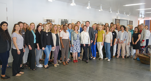 Gruppenfoto mit Minister Manne Lucha und den Teilnehmenden des Treffens der kommunalen Frauen- und Gleichstellungsbeauftragten in Stuttgart am 24. Mai 2017 (Foto: Ministerium für Soziales und Integration Baden-Württemberg)
