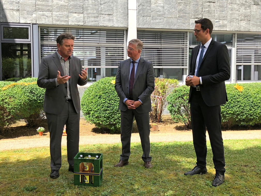 Minister Manne Lucha im Gespräch mit Landrat Heinz Eininger und Denkendorfs Bürgermeister Ralf Barth
