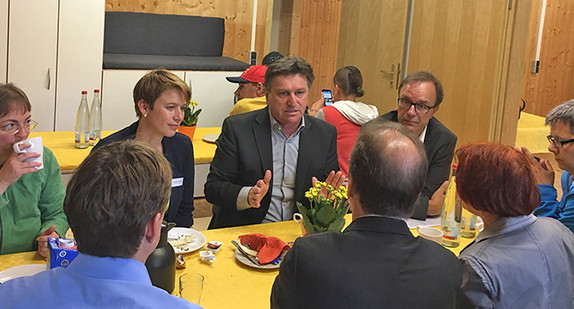 Gemeinsames Frühstück von Minister Manne Lucha mit Katharina Kiewel (Landratsamt Esslingen), Regine Glück (eva Evangelische Gesellschaft Stuttgart), Michael Waldmann (Kreisdiakonieverband Landkreis Esslingen), Dr. Jürgen Armbruster (eva Evangelische Gesellschaft Stuttgart) und Andrea Lindlohr (Landtagsabgeordnete, Arbeitskreis Wirtschaft, Arbeit und Wohnungsbau)