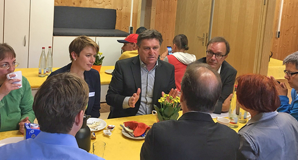 Gemeinsames Frühstück von Minister Manne Lucha mit Katharina Kiewel (Landratsamt Esslingen), Regine Glück (eva Evangelische Gesellschaft Stuttgart), Michael Waldmann (Kreisdiakonieverband Landkreis Esslingen), Dr. Jürgen Armbruster (eva Evangelische Gesellschaft Stuttgart) und Andrea Lindlohr (Landtagsabgeordnete, Arbeitskreis Wirtschaft, Arbeit und Wohnungsbau)