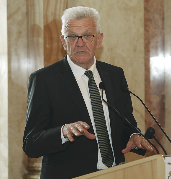 Integration Pakt für Integration mit den Kommunen unterzeichnet Ministerpräsident Winfried Kretschmann