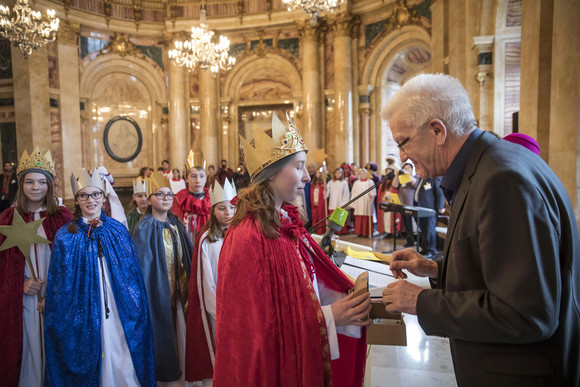 Tradition Kretschmann empfängt Sternsingergruppen Ministerpräsident Winfried Kretschmann (r.) empfängt Sternsinger im Neuen Schloss