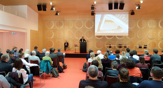 Minister Lucha spricht an Redepult