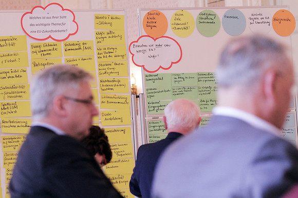 Europa Expertenforum zum Europadialog nimmt Arbeit auf Mitglieder des Expertenforums vor einer Pinnwand