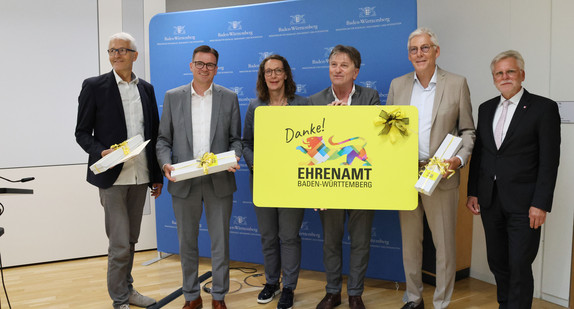 Gruppenfoto mit großer Ehrenamtskarte: Gerhard Rieger (Stadt Freiburg), Dr. Joachim Bläse (Landrat Ostalbkreis), Iris Mann (Bürgermeisterin der Stadt Ulm), Sozialminister Manne Lucha, Helmut Riegger (Landrat das Landkreises Calw), OB Michael Makurath (Vizepräsident des Städtetags Baden-Württemberg)