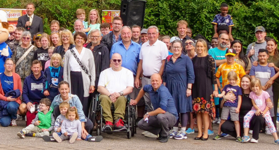 Staatssekretärin Dr. Ute Leidig beim Gruppenbild mit eingeladenen Gästen zum Aktionstag des Landesfamilienpasses.