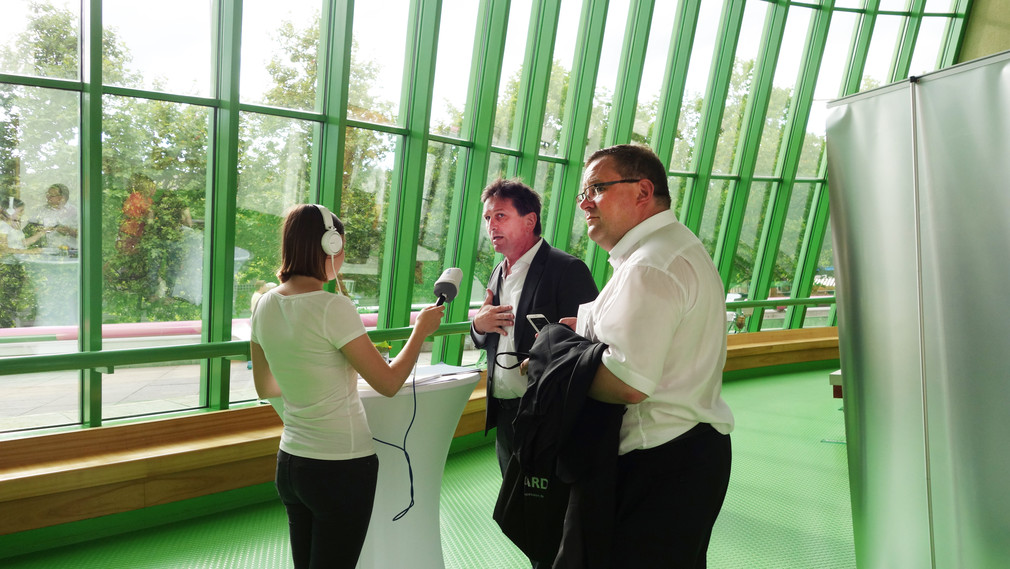 Vor dem Beginn der Veranstaltung gibt der Minister im Foyer der Staatsgalerie Stuttgart ein Interview mit dem SWR.