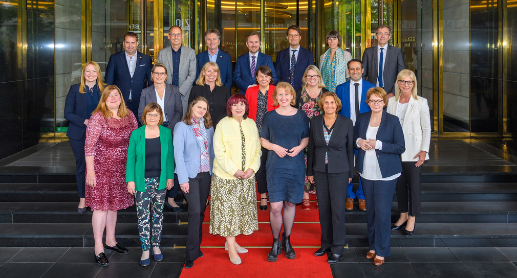 Gruppenbild der Teilnehmenden an der Jugend- und Familienministerkonferenz 2022 in Berlin