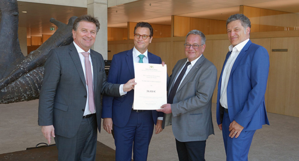 Gruppenfoto: Minister Manne Lucha, Minister Peter Hauk,  Dr. Berthold Dietsche (1. Vorsitzender Hausärzteverband BW) und Manfred King (Hausärztliche Wirtschafts- und Servicegesellschaft mbH)