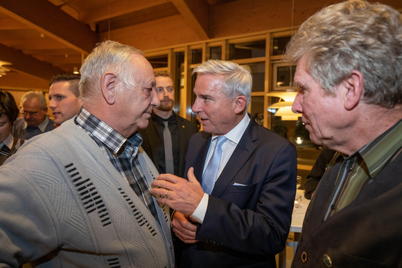 ZWISCHENBILANZ Nüchtern betrachtet erfolgreich – Kretschmann und Strobl in Ehingen Innenminister Thomas Strobl im Gespräch mit Bürgern (Bild: Staatsministerium Baden-Württemberg)