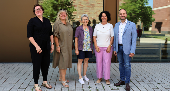 Frau Staatssekretärin Petra Krebs beim Gruppenbild mit Verantwortlichen des Frauenhauses Pforzheim und der Fachberatungsstelle Häusliche Gewalt