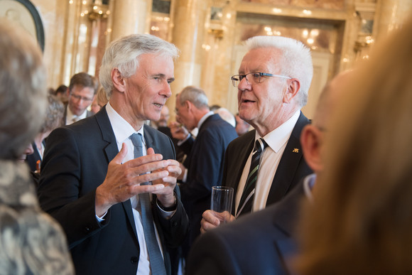 Reformationsjahr Empfang der Landesregierung zum Reformationsjubiläum Ministerpräsident Winfried Kretschmann (r.) und Landesbischof Prof. Dr. Jochen Cornelius-Bundschuh (l.)
