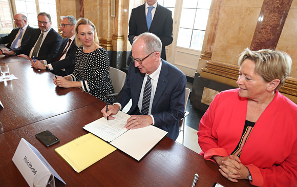 Ausbildung Neues Ausbildungsbündnis unterzeichnet Rainer Reichhold, Präsident des Baden-Württembergischen Handwerkstags, bei der Unterzeichnung des Bündnisses (Bild: Staatsministerium Baden-Württemberg)