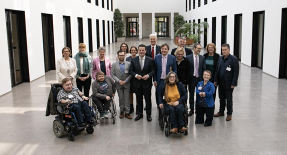 Gruppenbild der Bundesinitiative Barrierefreiheit mit Minister Hubertus Heil bei der konstitutionierenden Sitzung im Bundesministerium für Arbeit und Soziales in Berlin.