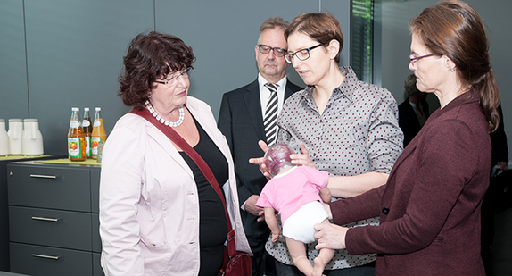 Dr. Christina Jaki (Leiterin Stuttgarter Pädiatrie- und Patienten Simulator [STUPS] Klinikum Stuttgart) erläutert anhand einer speziellen Puppe, was bei einem Schütteltrauma im Gehirn eines Babys passiert.